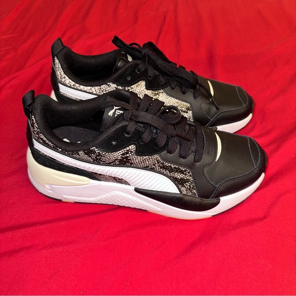Women’s Pumas- s-9, new w/o box! - Picture 8 of 9